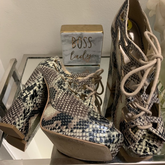 Snakeskin print leather upper high heels with platform size 9 - Picture 2 of 4
